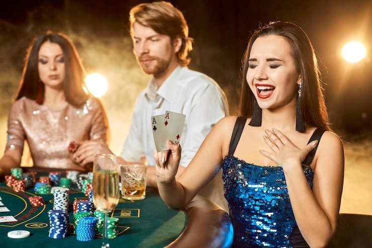 Tangan pemain di Free Bet Blackjack rusia togel menunjukkan opsi Hit, Stand, Double Down, dan Split di layar mobile